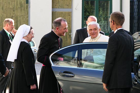Dies ist DER Moment: Papst Benedikt XVI betritt erstmals M&uuml;nchner Boden als Papst(Foto: CADU)
